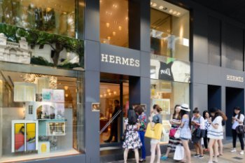Hermès превосходит конкурентов за счет скромной роскоши