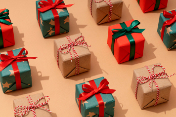 Традиция вошла в чат: как россияне на удалёнке дарят подарки начальству на Новый Год?