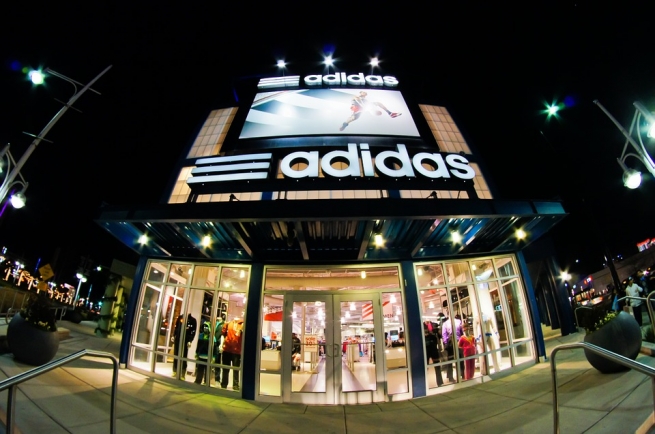Adidas сокращает сеть и персонал в России