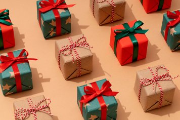 Традиция вошла в чат: как россияне на удалёнке дарят подарки начальству на Новый Год?