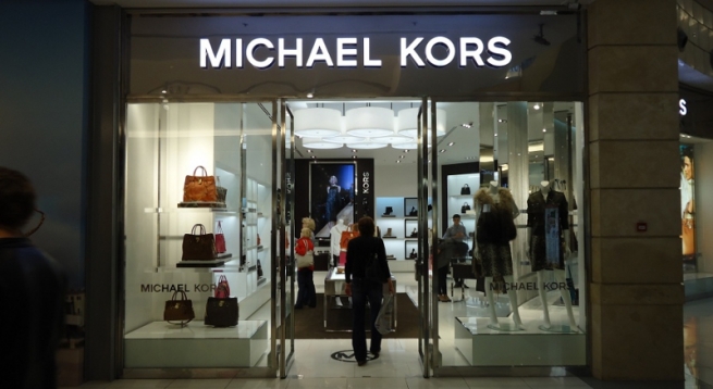   Fashion-дайджест: выход на рынок COS и закрытие 100 магазинов Michael Kors