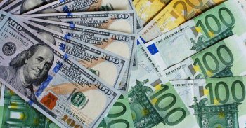 Доллар стал дороже евро впервые с 2002 года