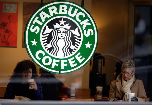 Starbucks возобновляет программу по использованию многоразовых стаканчиков в США