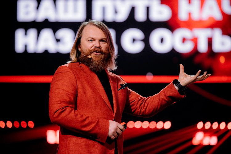 Кто сегодня зарабатывает миллионы на выступлениях: ТОП-5 спикеров России, которые меняют правила игры