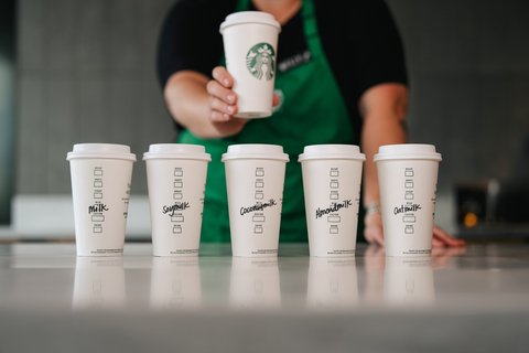 Starbucks отменяет дополнительную плату за альтернативное молоко в кофе