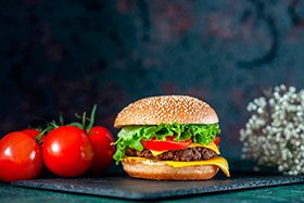 «Вкусно — и точка» объяснила причины отклонений в весе бургеров