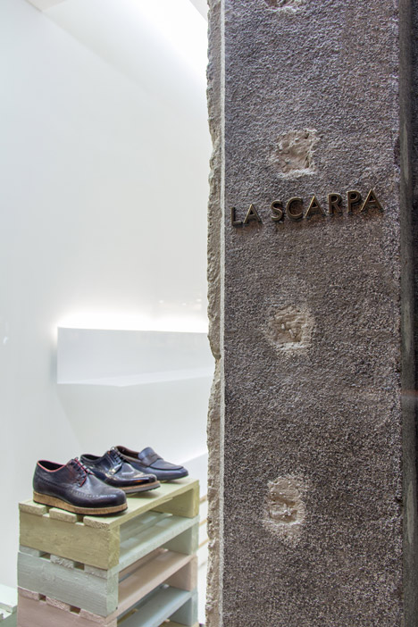 La-Scarpa-shoe-shop-by-Elia-Nedkov_dezeen_4.jpg