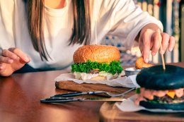 Solo-премиум, терапия выбором и вайб-математика: что глобальный отчет Yum! Brands говорит о будущем еды