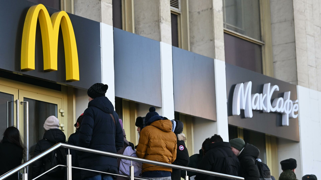 С 14 марта в России временно закрываются все рестораны сети быстрого питания «Макдоналдс»