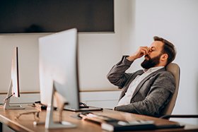 Исследование: 33% сотрудников проводят на работе сверхурочно