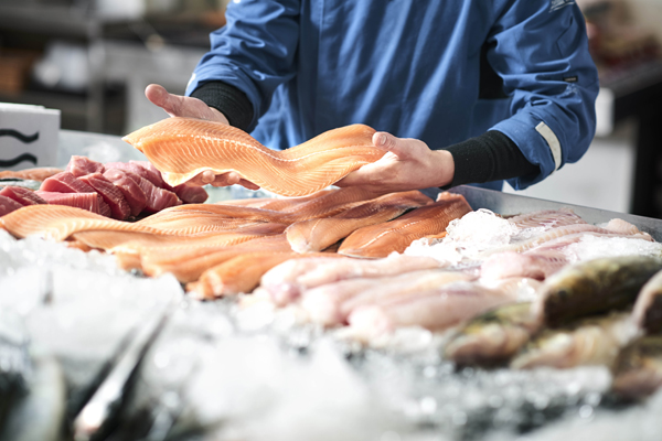Россияне в 2023 году купили почти вдвое больше отечественной рыбы и морепродуктов
