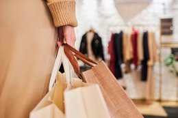 Почему люди покупают в брендовых магазинах: тренд или база