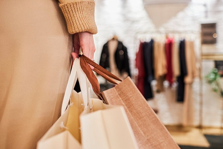 Почему люди покупают в брендовых магазинах: тренд или база