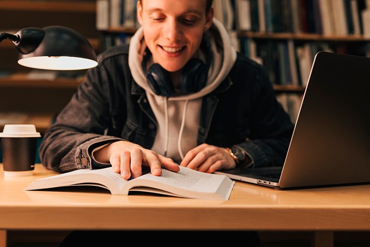 Читаем столько же, а магазины закрываются: как меняется книжный рынок России Читаем столько же, а магазины закрываются: как меняется книжный рынок России