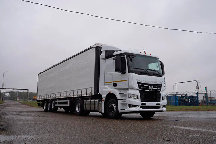 Дополнительная тонна в каждом рейсе: как KAMAZ-54902 меняет экономику региональных перевозок для ритейла Дополнительная тонна в каждом рейсе: как KAMAZ-54902 меняет экономику региональных перевозок для ритейла