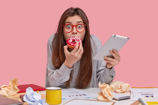 РОМИР россияне борются со стрессом с помощью еды.jpg