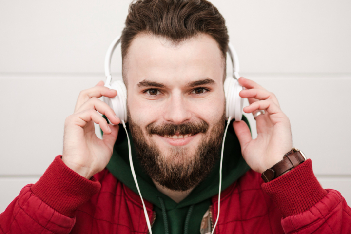 В России растет интерес к проводным наушникам.jpg