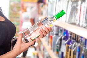Доля водки в продажах крепкого алкоголя в России опустилась