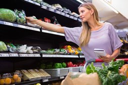Наценка на базовые продукты в торговых сетях в июне ушла в минус
