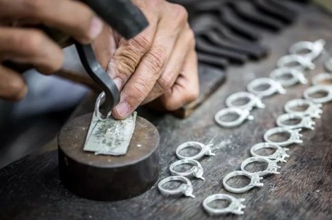 Ювелирам, работающим с серебром, вернут упрощенное налогообложение