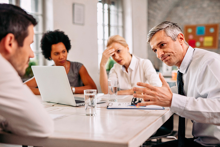 Агрессивные возражения как тест на прочность: почему резкие вопросы клиента не отказ, а проверка