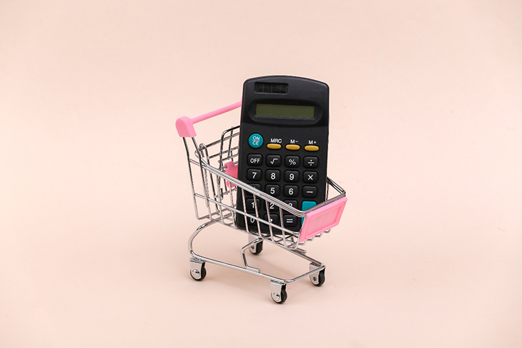 Цена как главный драйвер спроса: почему повышение стоимости «вслепую» рушит продажи и обнуляет эффект маркетинга