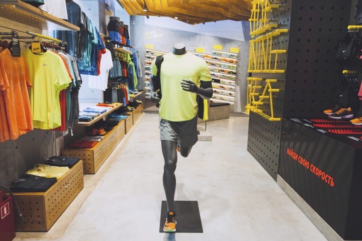 Stride-Running-Store-Branding-by-Rosie-Lee-Moscow-Russia-05.jpg