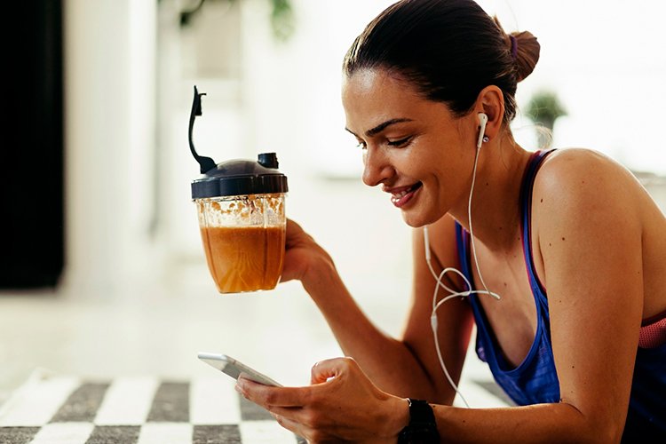 Функциональные напитки и «умные перекусы»: как протеиновый кофе и батончики стали формой полноценного питания