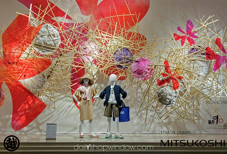 Самые стильные витрины мира: деревянные элементы – тренд сезона