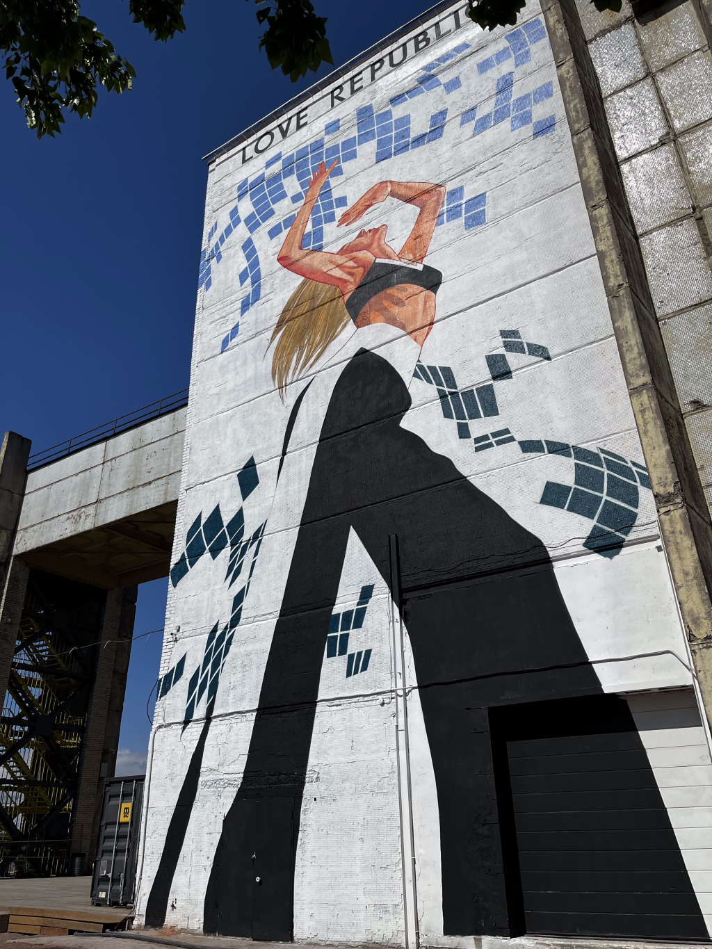 LOVE REPUBLIC и Маша Янковская создали стрит-арт в Севкабель Порту