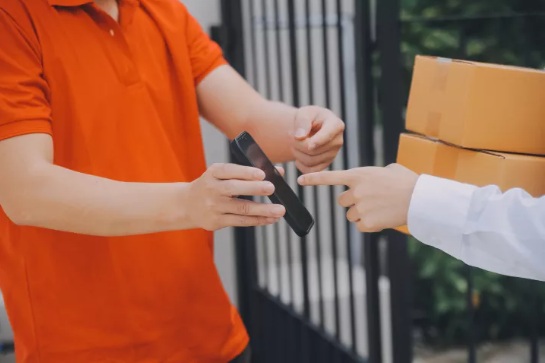 Ozon запустил подтверждение возраста через MAX для товаров 18+