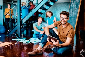 Успеть до дедлайна или обсудить мемы: миллениалы против зумеров на работе