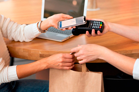 Россияне стали в два раза чаще оплачивать покупки по QR-коду и биометрии