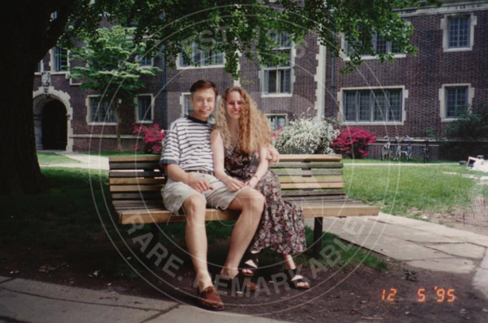 Экс-девушка Илона Маска выставила на аукцион его старые фото ради оплаты колледжа сына