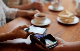 Как меняются траты россиян в ресторанах и кафе в зависимости от времени года