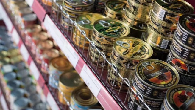 Эксперт объяснил падение продаж рыбных консервов
