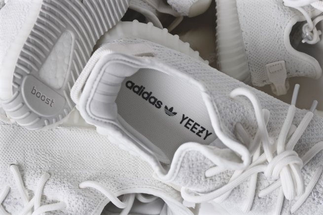 Adidas направит средства от распродажи остатков товаров бренда Yeezy на благотворительность