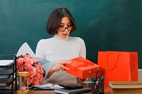 Подарочные карты обошли цветы в рейтинге предпочтений учителей — данные опроса