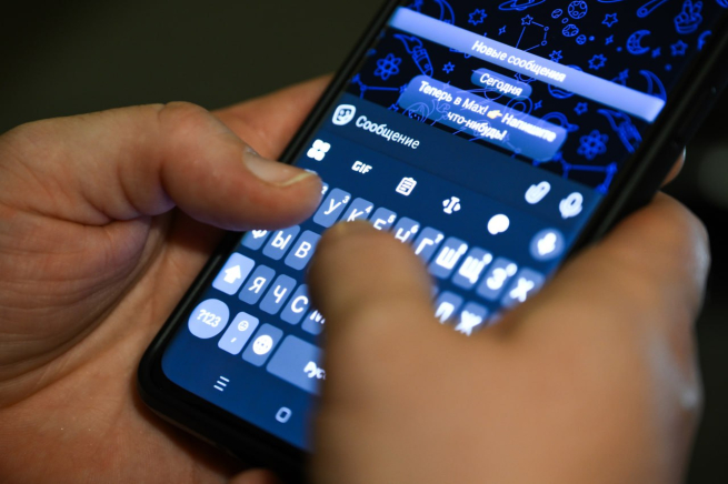 Мессенджер MAX станет обязательным для предустановки на гаджеты в РФ