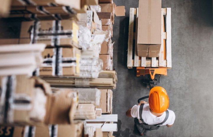 Авито фиксирует рост предложений подработки в складской логистике и ритейле