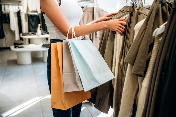 Почему люди покупают в брендовых магазинах: тренд или база