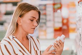 Каждый четвертый россиянин изучает состав перед покупкой косметики – исследование