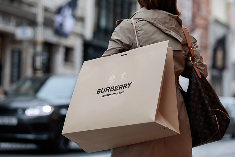 Revenge shopping: китайские покупатели дарят люксовым маркам надежду на будущее, или в конце туннеля появился слабый свет Revenge shopping: китайские покупатели дарят люксовым маркам надежду на будущее, или в конце туннеля появился слабый свет