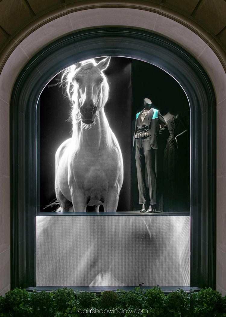 Самые стильные витрины мира: горы битого стекла, неоновые рамки и бегущие лошади