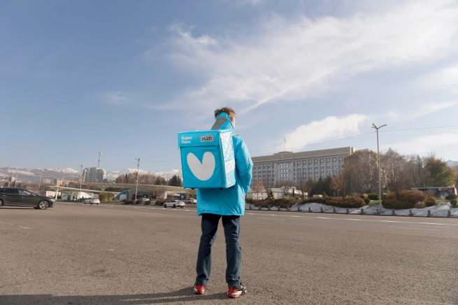 Мигрантам в Санкт-Петербурге запретили работать курьерами