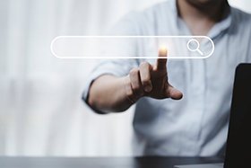 ИИ в поисковиках отнял у СМИ до 38% трафика