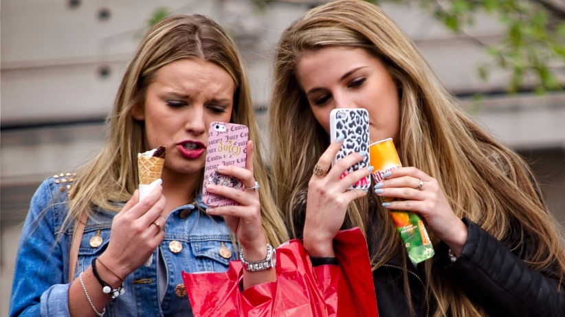 20150421161906-3-things-make-you-smarter-mobile-strategy-girls-phones-women-texting-photos-ice-cream.jpeg