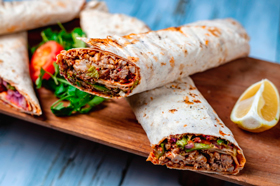 Стоимость шаурмы в России за год выросла почти на 40%