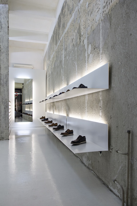 La-Scarpa-shoe-shop-by-Elia-Nedkov_dezeen_8.jpg
