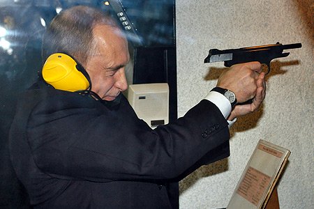 Владимир Путин с пистолетом Стечкина